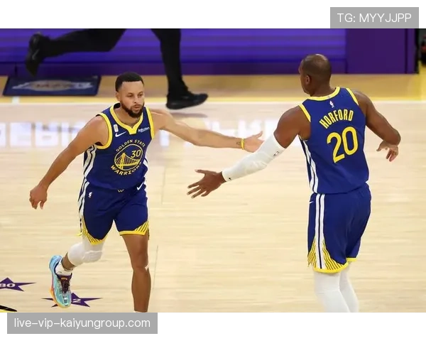 勇士外线三分雨淹没对手，库里领衔全场，勇士队库里三分